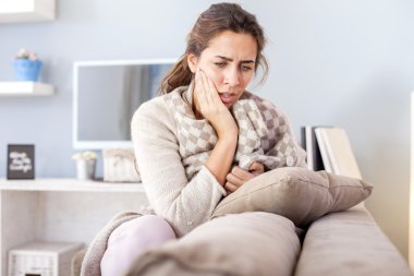 sabit diş ağrısı olan kadın