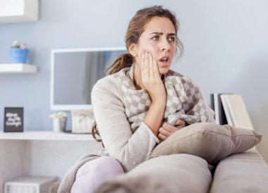 sabit diş ağrısı olan kadın