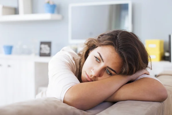 Mujer solitaria y triste en pensamientos profundos — Foto de Stock