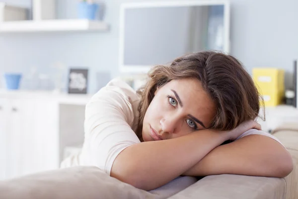 Mujer triste y solitaria —  Fotos de Stock