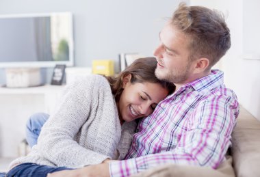 evde oturma odasında kanepede sarılma çekici çift