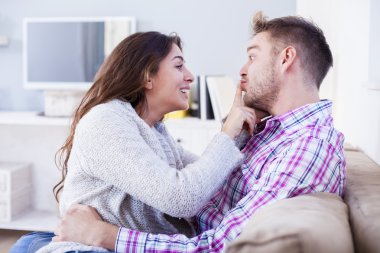 evde oturma odasında kanepede sarılma çekici çift