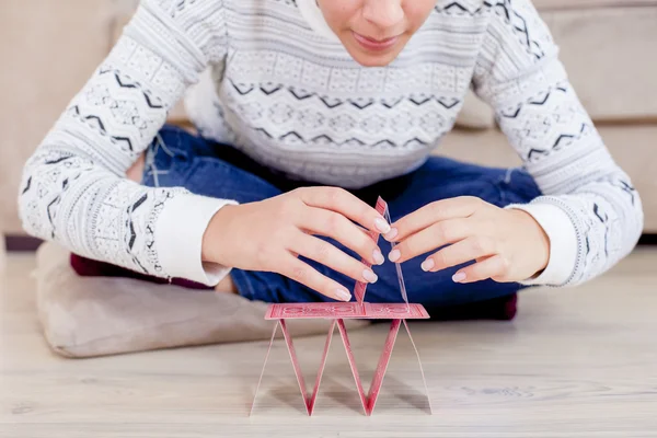 Femmes main construire une maison à partir de cartes — Photo