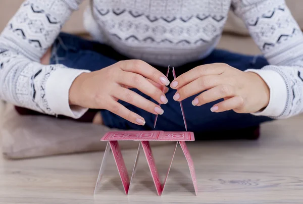 Mano delle donne che costruiscono una casa di carte — Foto Stock