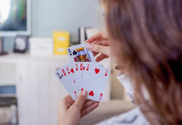 Mujer jugando con cartas — Foto de Stock