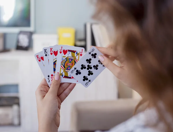 Mujer sosteniendo cartas — Foto de Stock