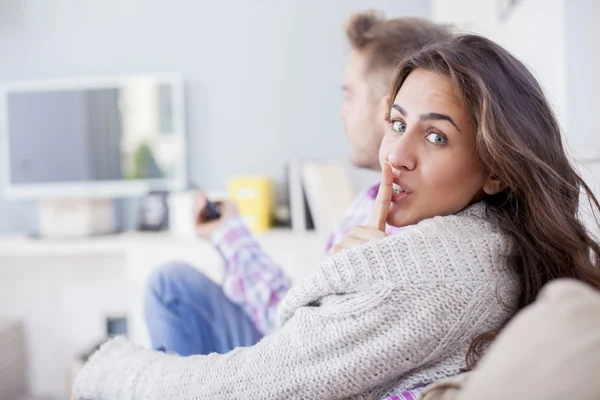 Charmant couple câlin sur le canapé à la maison dans le salon — Photo