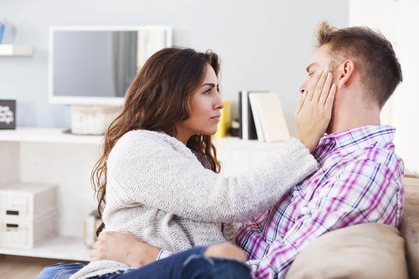 Arg ung kvinna slap pojkvän med sin hand — Stockfoto