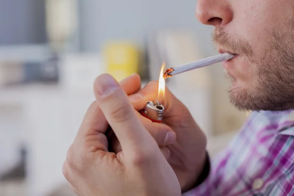 Primer plano de Man fumando cigarrillo. Hombre encendiendo el cigarrillo . — Foto de Stock