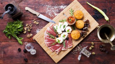 Prosciutto, krem, Hint turşusu, peynir, Mısır ekmeği