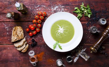 Masada bir tabakta sebze çorbası