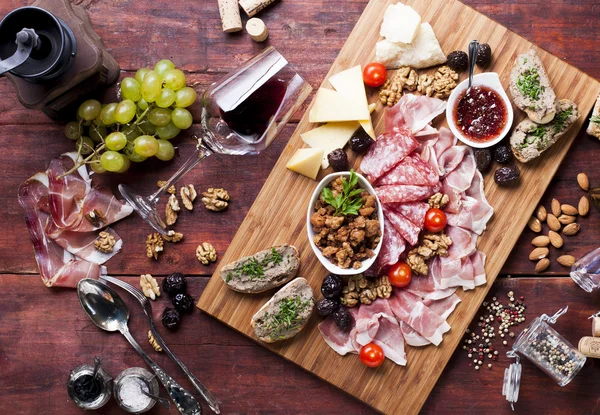 Prosciutto, cheese, grapes, red wine — Stock Photo, Image