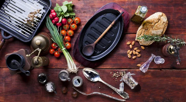 Acessórios de cozinha na mesa — Fotografia de Stock