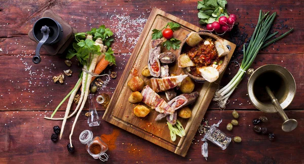 Comida em prancha de madeira — Fotografia de Stock