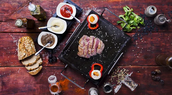 A grillezőlap hús szelet — Stock Fotó