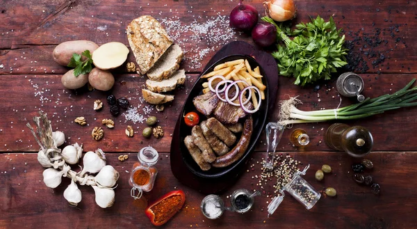 Grill hús, sült krumplival, tál — Stock Fotó