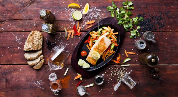 Baked fish with vegetables — Stock Photo, Image