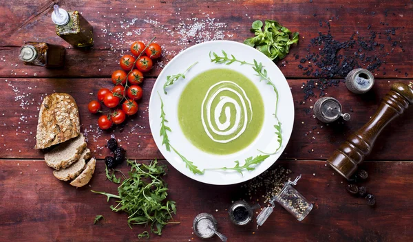 Овощной суп в тарелке на столе — стоковое фото