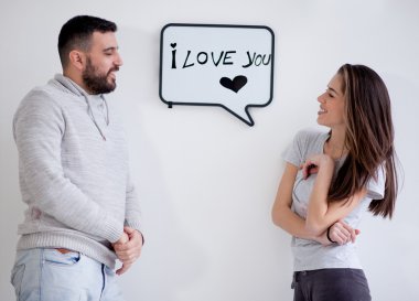 Genç çift gösterilen Beyaz tahtada yazılı mesaj seviyorum. Sana mesaj seviyorum.