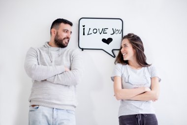 Genç çift gösterilen Beyaz tahtada yazılı mesaj seviyorum. Sana mesaj seviyorum.