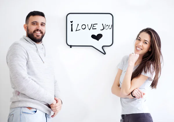 显示对年轻的夫妇爱写在白板上的消息。我爱你的消息. — 图库照片