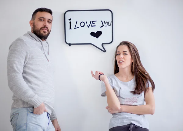Νεαρό ζευγάρι που δείχνει αγάπη μήνυμα γραπτή σχετικά με λευκό του σκάφους. Λατρεύω το μήνυμα σας. — Φωτογραφία Αρχείου
