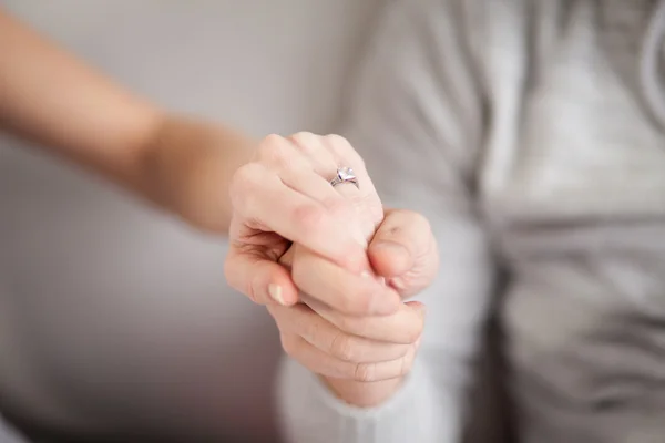 결혼 반지와 손 — 스톡 사진