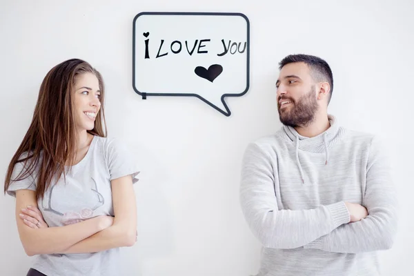 Pareja joven mostrando mensaje de amor escrito en pizarra blanca. Te amo mensaje . —  Fotos de Stock