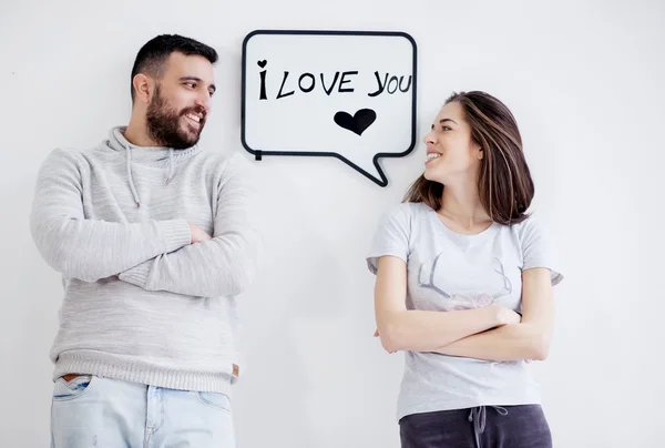 Jeune couple montrant un message d'amour écrit sur un tableau blanc. Je t'aime message . — Photo