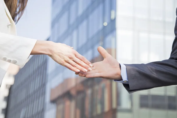 Obchodní handshake mezi ženou a mužem — Stock fotografie