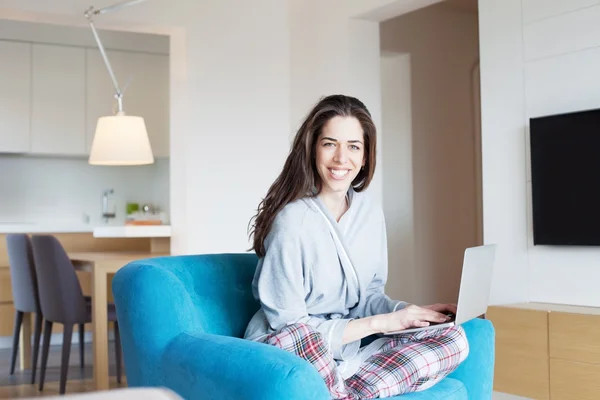 Vrouw zittend op de Bank woking op laptop — Stockfoto