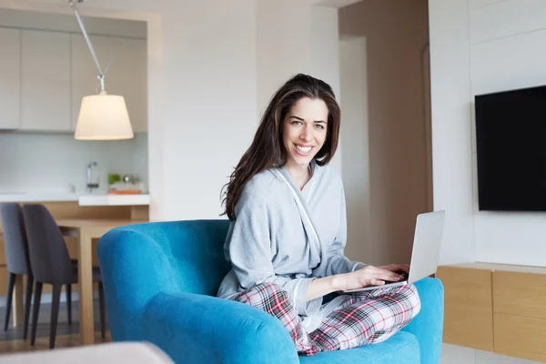 Vrouw op de Bank woking op laptop — Stockfoto