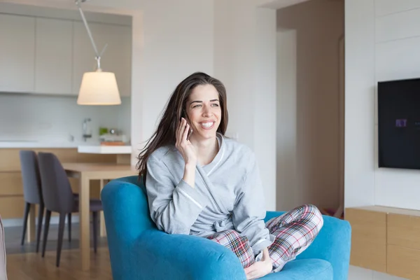 Mulher no sofá falando ao telefone — Fotografia de Stock