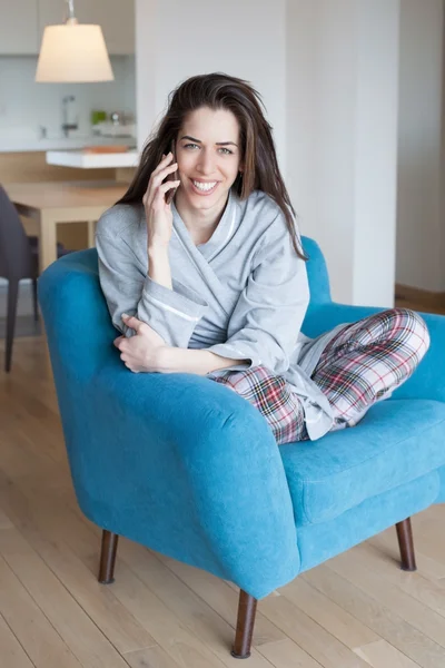 Mujer en sofá hablando por teléfono — Foto de Stock