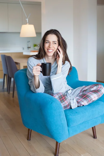 Mujer en el sofá hablando por teléfono — Foto de Stock