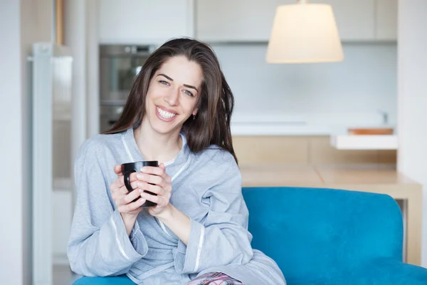 Vrouw op de Bank met koffie — Stockfoto