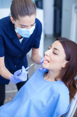 kadın onun diş hekimi ziyaret