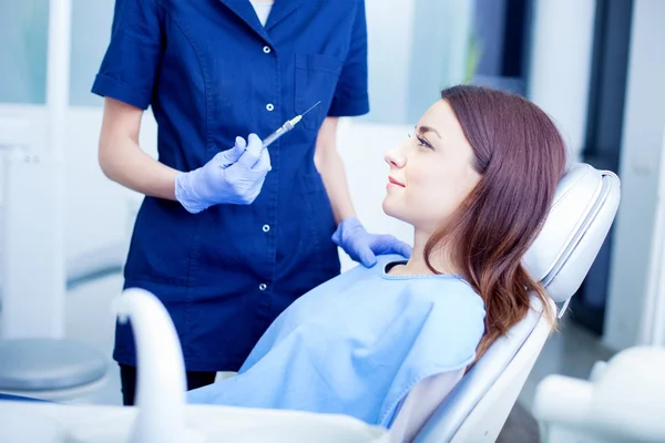 Mulher visitando seu dentista — Fotografia de Stock