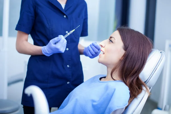 Mulher visitando seu dentista — Fotografia de Stock