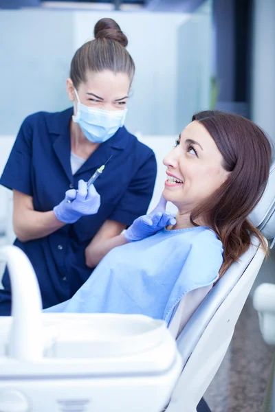 Mulher visitando seu dentista — Fotografia de Stock