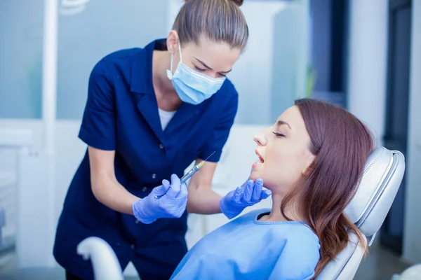 Mulher visitando seu dentista — Fotografia de Stock