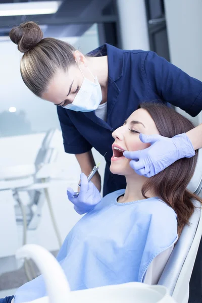 Mulher visitando seu dentista — Fotografia de Stock