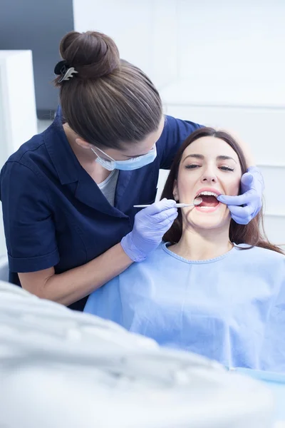 Kadın onun diş hekimi ziyaret — Stok fotoğraf