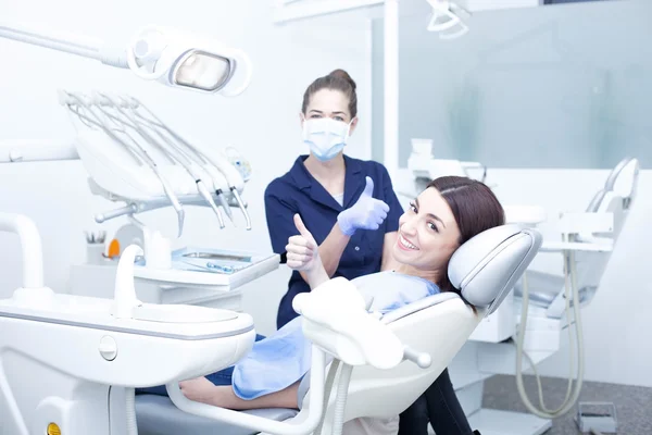 Mujer visitando a su dentista — Foto de Stock