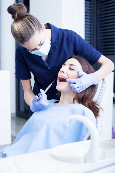 Mujer visitando a su dentista —  Fotos de Stock