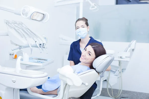 Mulher visitando seu dentista — Fotografia de Stock