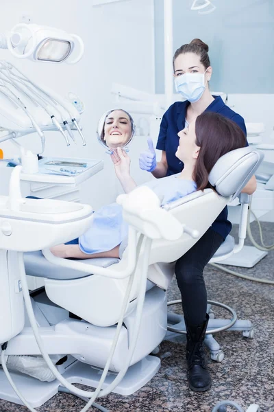 Mulher visitando seu dentista — Fotografia de Stock