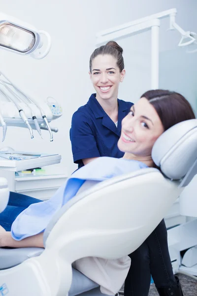 Femme rendant visite à son dentiste — Photo