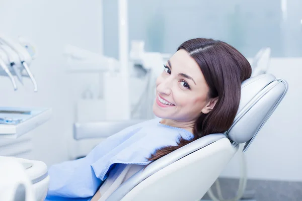 Mujer visitando a su dentista —  Fotos de Stock