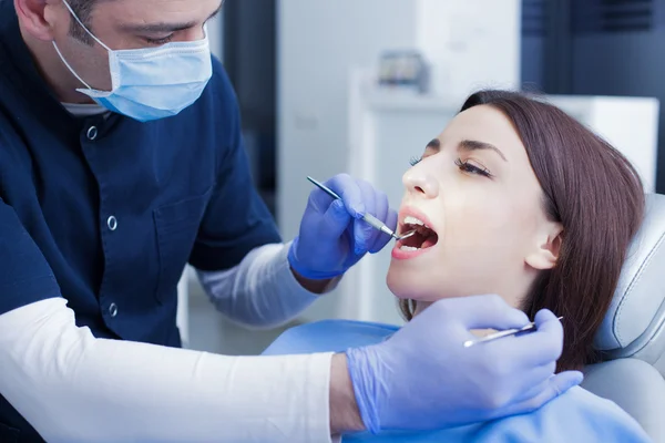 Male dentist in action — Stock Photo, Image